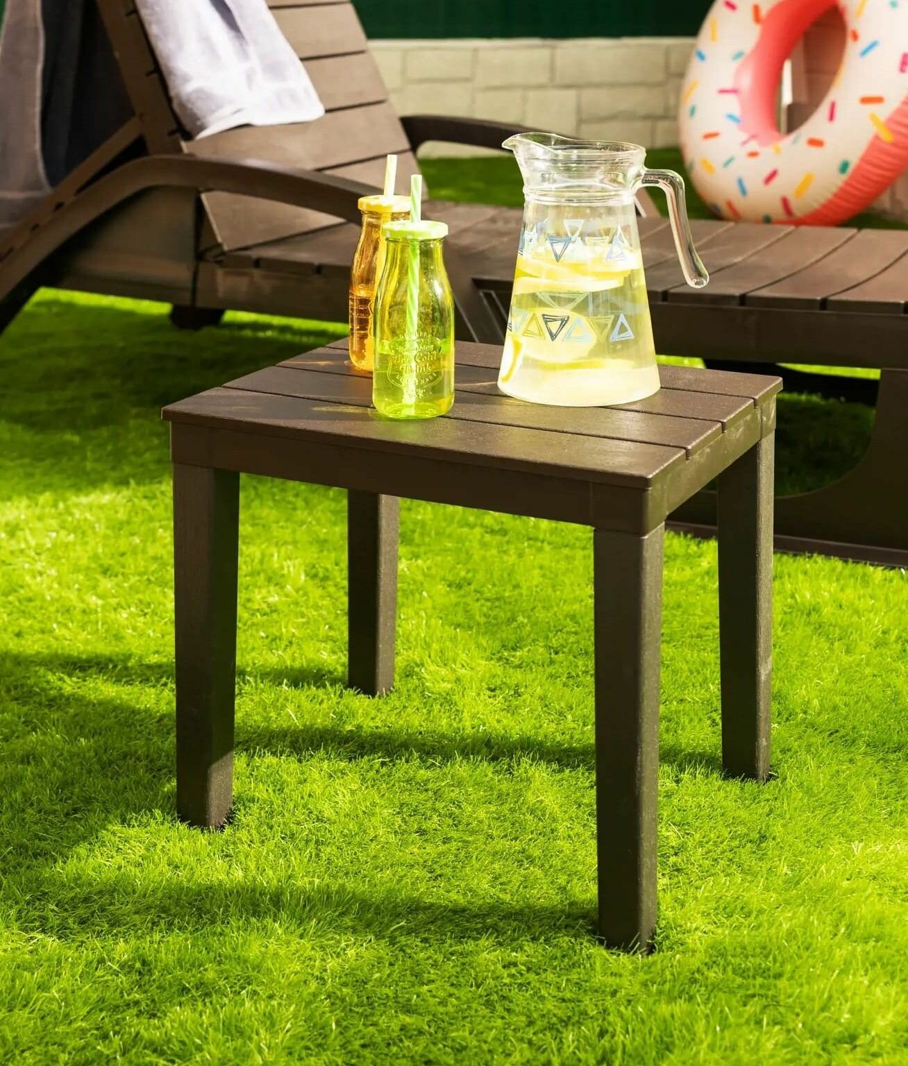 фото Стол для сада квадратный