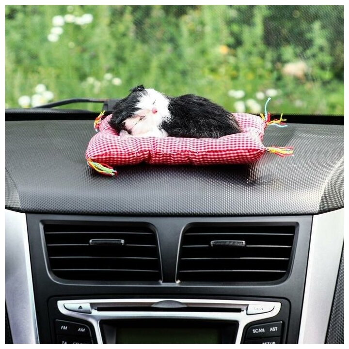Moon Land Игрушка на панель авто, кошка на подушке, черно-белый окрас - фотография № 3
