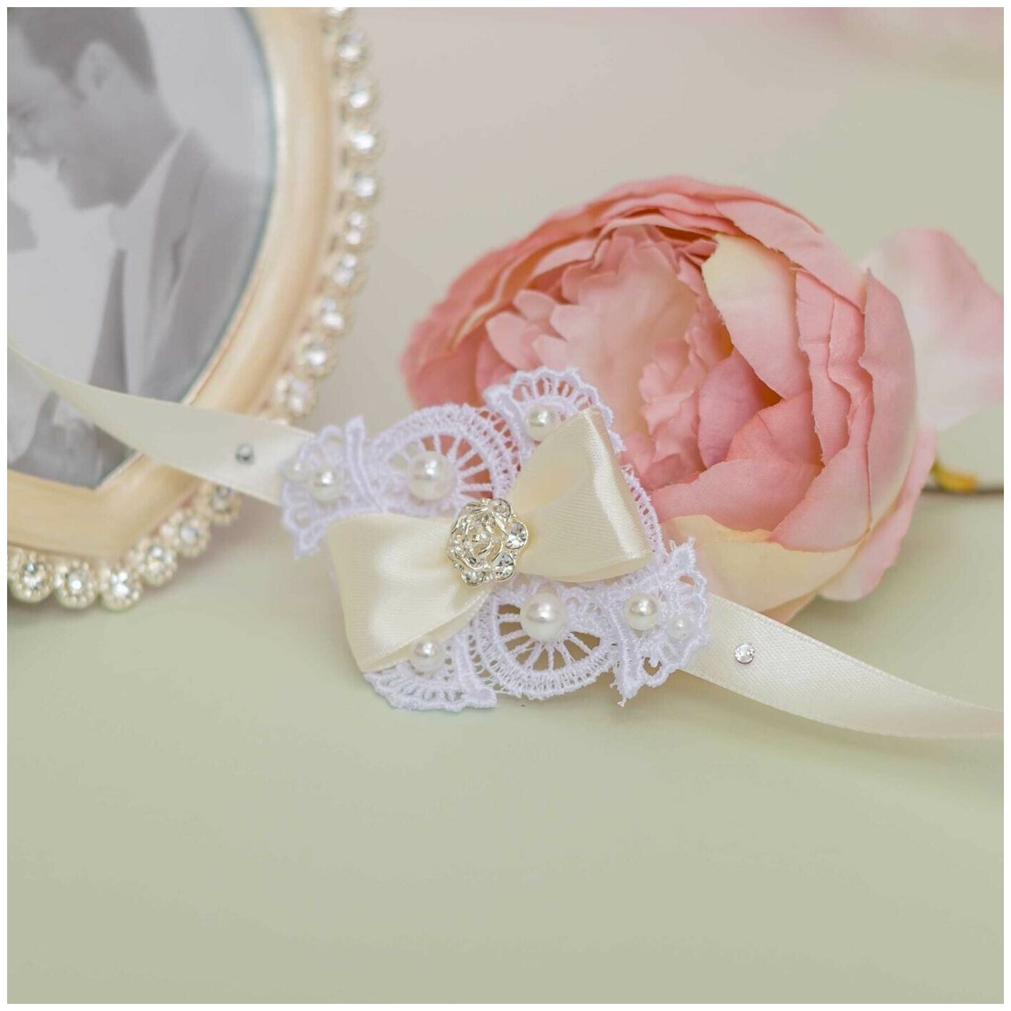 Свадебный браслет для невесты "Жемчужная фантазия" из белого кружева, атласной ленты айвори, банта с розой из страз и с перламтуровыми бусинами