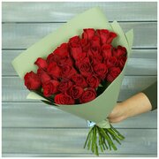 Букет живых цветов из 31 красная роза в упаковке 42см