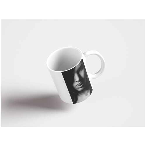 фото Кружка "модель, красивая, молодая женщина 320 мл. белая lotsprints