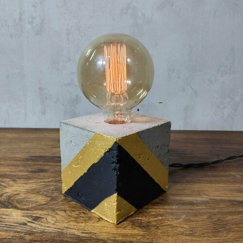 Настольная лампа-куб из бетона с черно-золотым рисунком от мастерской Woody Deco