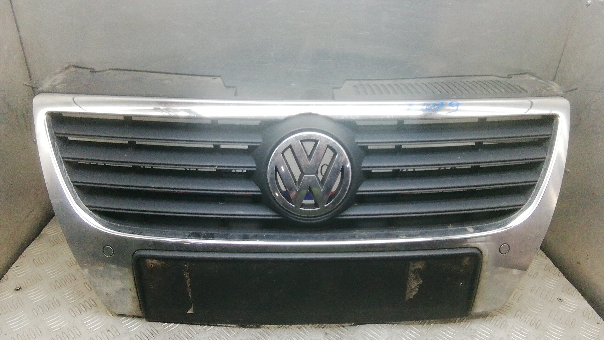 Решетка радиатора Volkswagen Passat 6 3C0853651AD