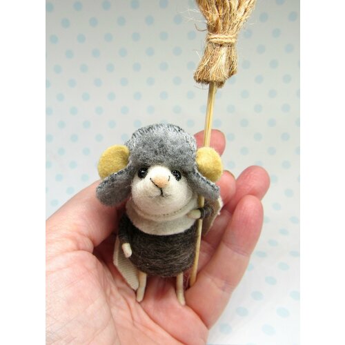 Игрушка войлочная Мышка в ушанке Ручная работа