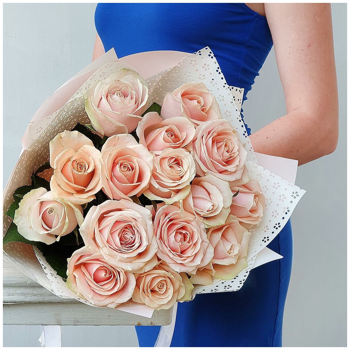 Букет из 15 нежных роз в оригинальной упаковке Кремовых Туман