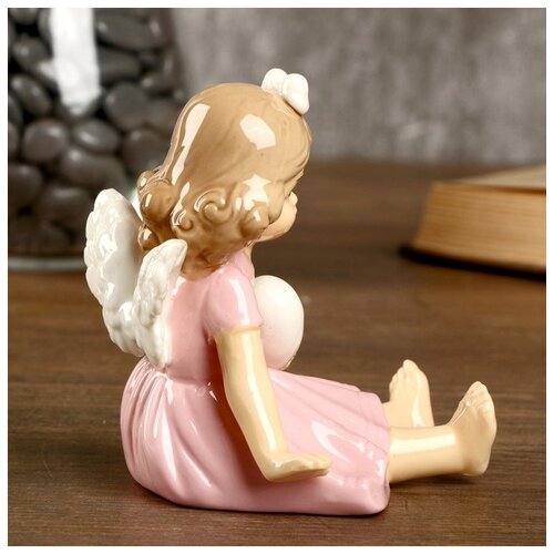 фото Сувенир керамика "девочка-ангел в нежно-розовом платье с сердцем" 9,5х7,5х10 см зимнее волшебство