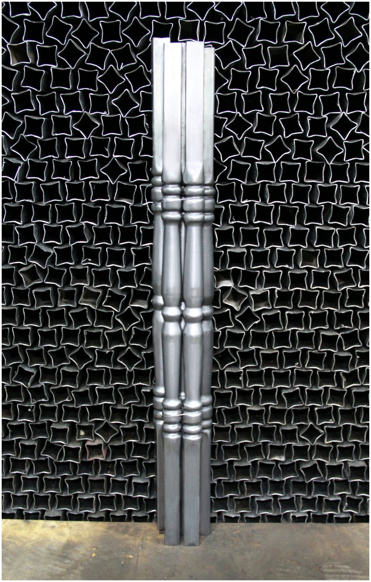 Набор балясина кованых металлических Royal Kovka, 5 шт., диаметр 42 мм, квадратные окончания 33х33 мм, арт. 33*33.1 КВ 5 - фотография № 2