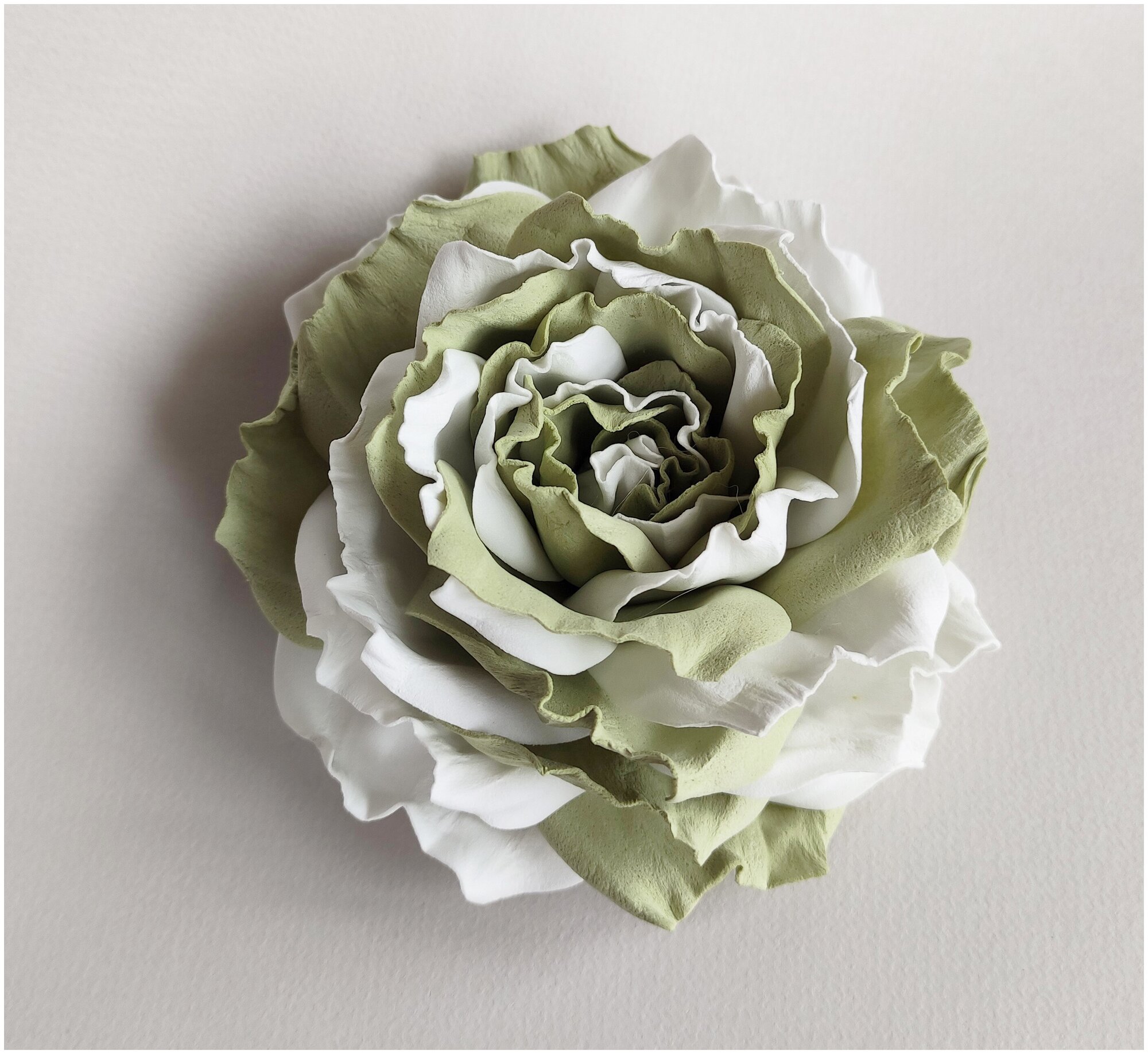 Брошь заколка большой реалистичный цветок фисташково-белая роза Milotto арт 180144м 
