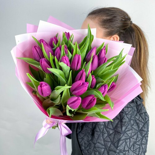 Букет живых цветов из 25 фиолетовых тюльпанов, цветочный магазин Wow Flora