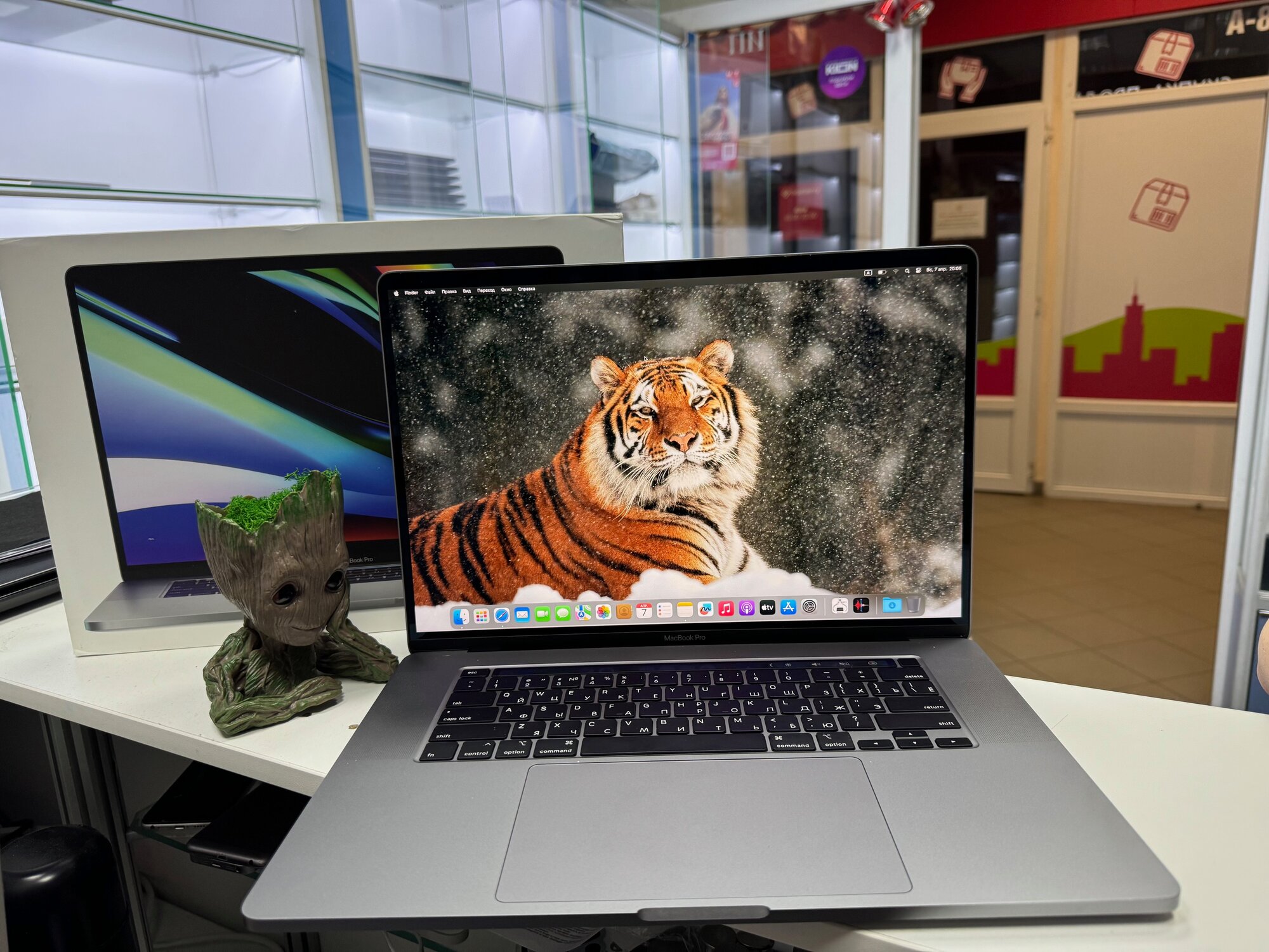 16" Ноутбук Apple MacBook Air 2019, 3072x1920, Intel Core i9 2.3 ГГц, RAM 32 ГБ, SSD 1000 ГБ, AMD Radeon 5500M 8 ГБ, MacOS