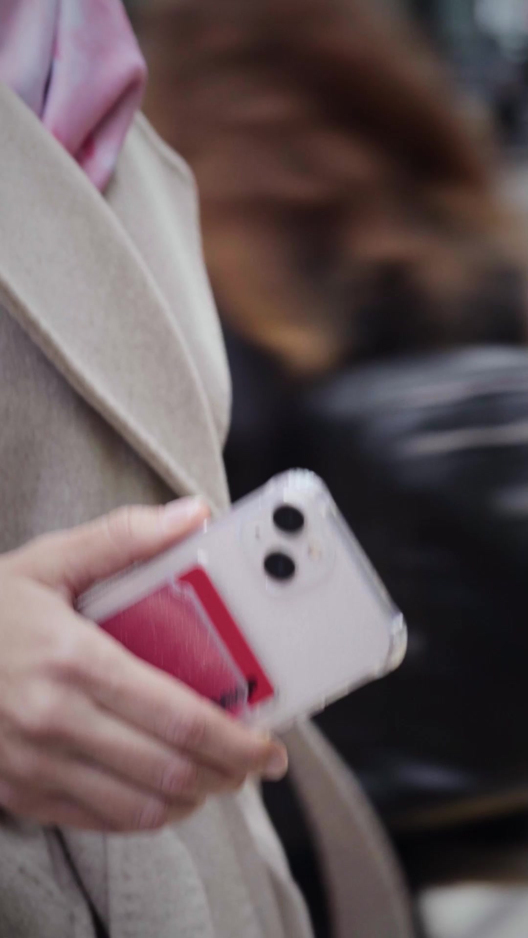 Прозрачный чехол на iPhone 16 Pro Max с блестками / Накладка на Айфон 16 Про Макс с усиленными углами и с карманом для карт — фото 1