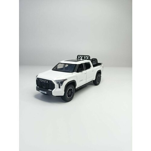 Коллекционная машинка игрушка металлическая Toyota tundra для мальчиков масштабная модель 1:24 белый коллекционная машинка игрушка металлическая toyota sienna для мальчиков масштабная модель 1 24 белая