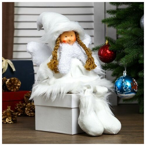 Кукла интерьерная Ангел-девочка в белой шубке, колпаке и шарфике 47 см 2315149 . фигурка сима ленд ангел
