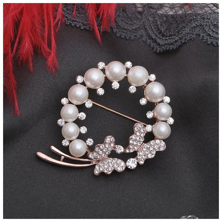 фото Queen fair Брошь "Бабочки в жемчужном венке", цвет белый в розовом золоте