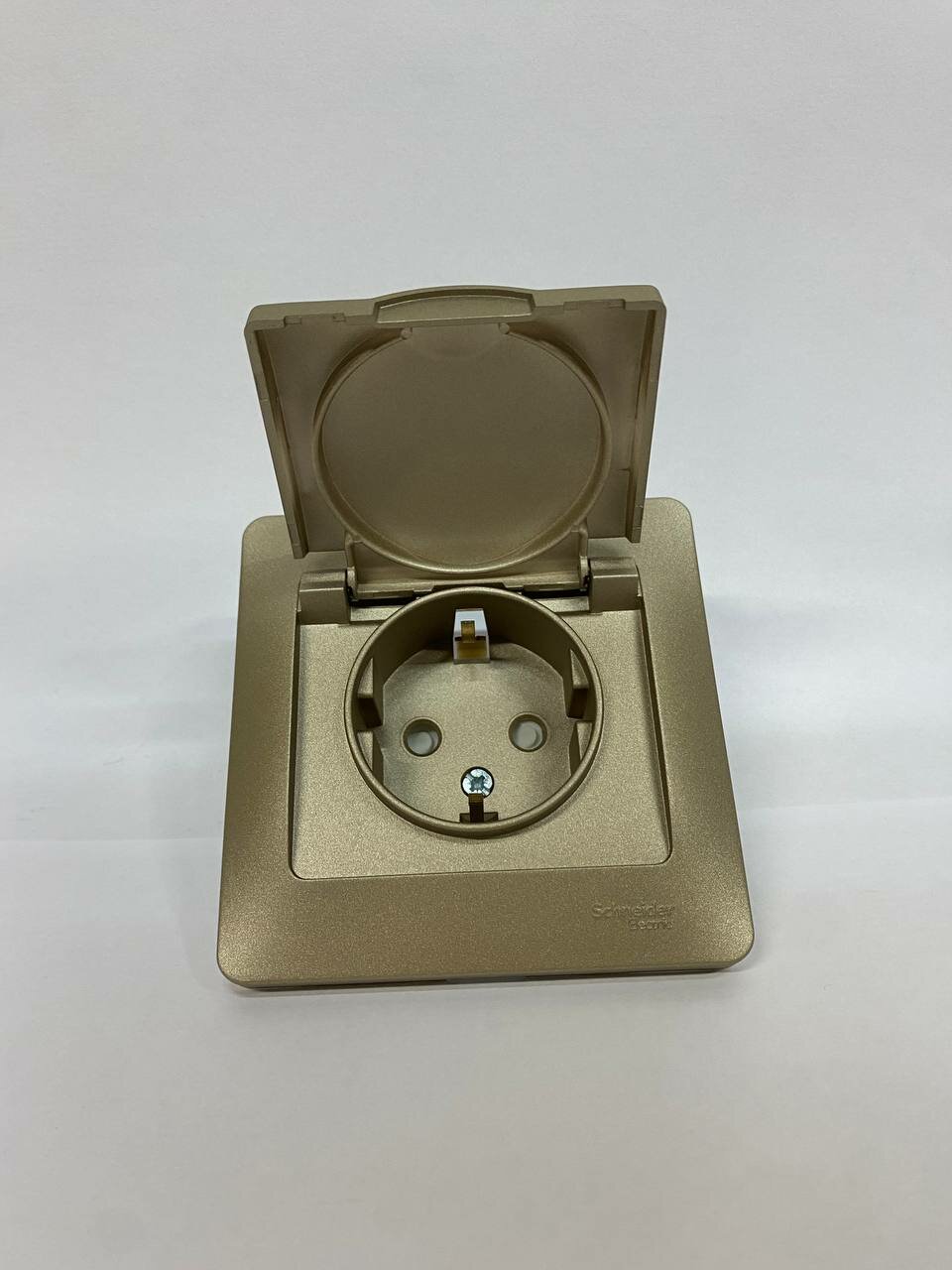 Glossa GSL000446 Розетка с заземляющим контактом (16 А, в сборе, скрытая установка, шторки, крышка, титан) Schneider Electric - фото №3
