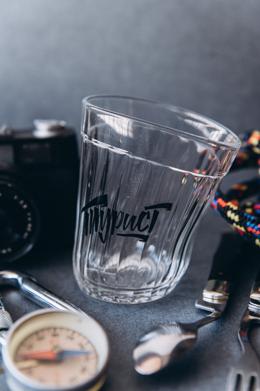 Пьяный, дизайнерский граненый стакан с принтом "Турист"