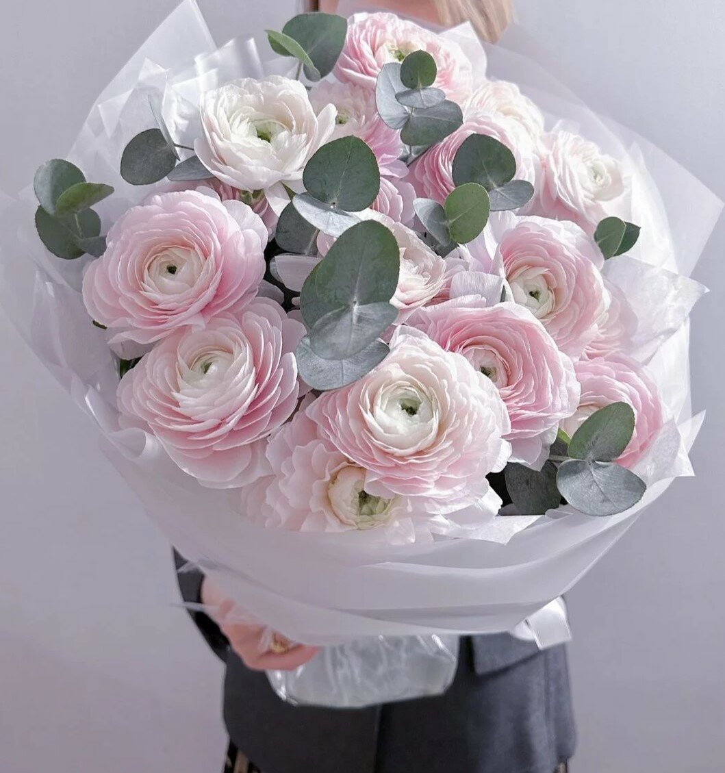 Нежный букет из 15 розовых ранункулюсов с эвкалиптом экспресс доставка до двери