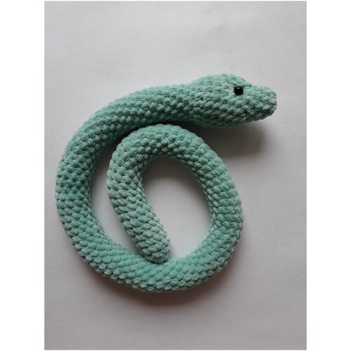 Игрушка Змея из плюшевый пряжи, связаная крючком
