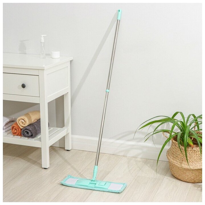 фото Швабра для мытья пола плоская Доляна, насадка из микрофибры 40×10 см, телескопическая стальная ручка 68-121 см