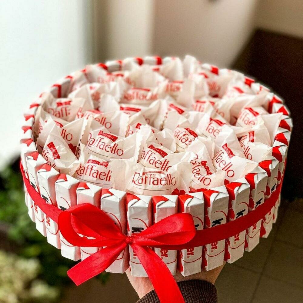 Сладкая композиция "С любовью" из киндер-шоколада и рафаэлло