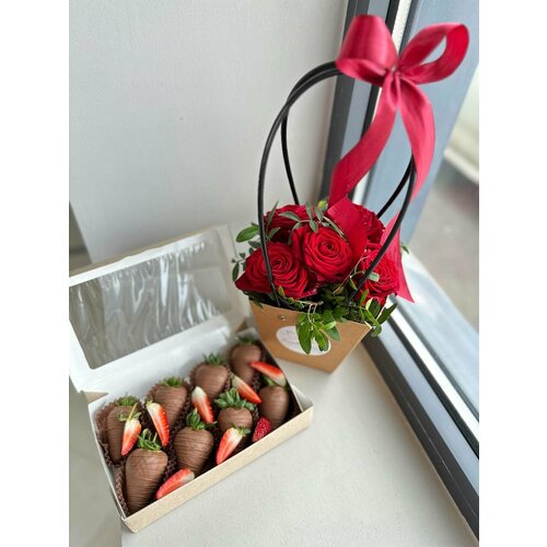 Комбо-набор клубника в шоколаде и композиция с красными розами - "Шарм" Sweet Berry