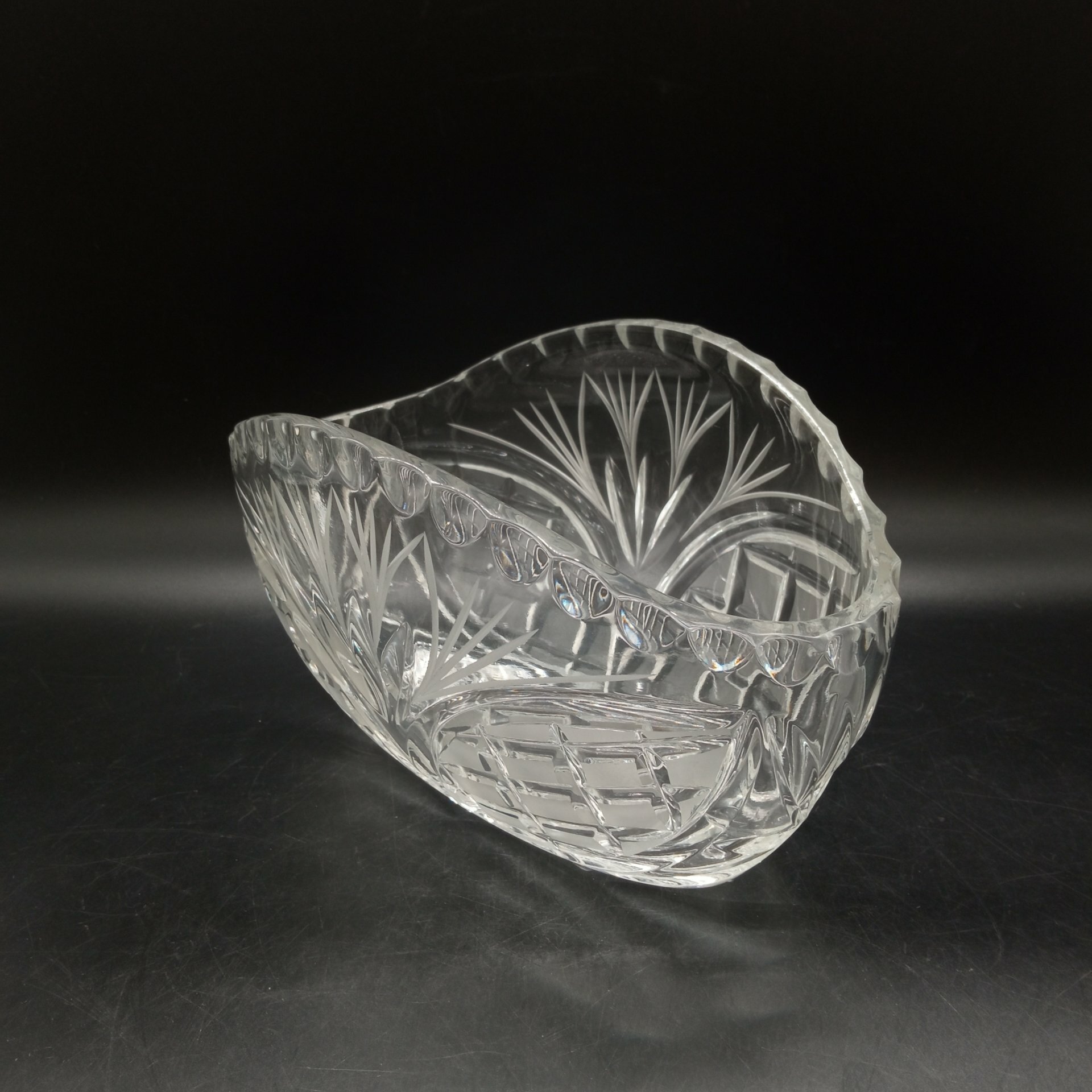 фото Конфетница (салатник) с рельефным декором, хрусталь, Россия, 1990-2000 гг.