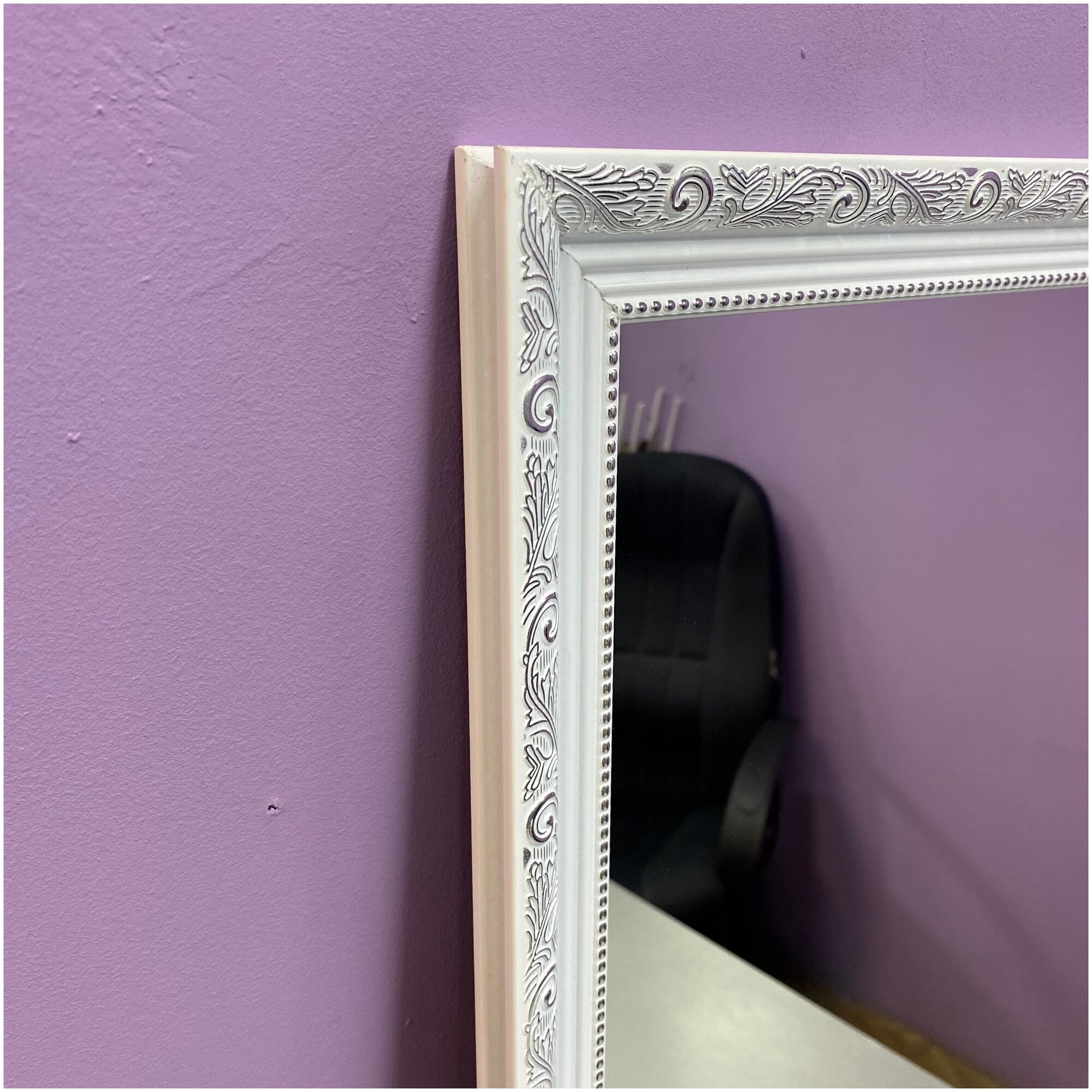 Зеркало интерьерное в белой багетной раме, 45х65 см - фотография № 4