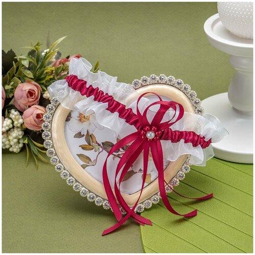 Украшение невесты - свадебная подвязка из белой капроновой ткани с бордовой атласной тесьмой, бантом марсала и цветочком из цветных жемчужных бусин