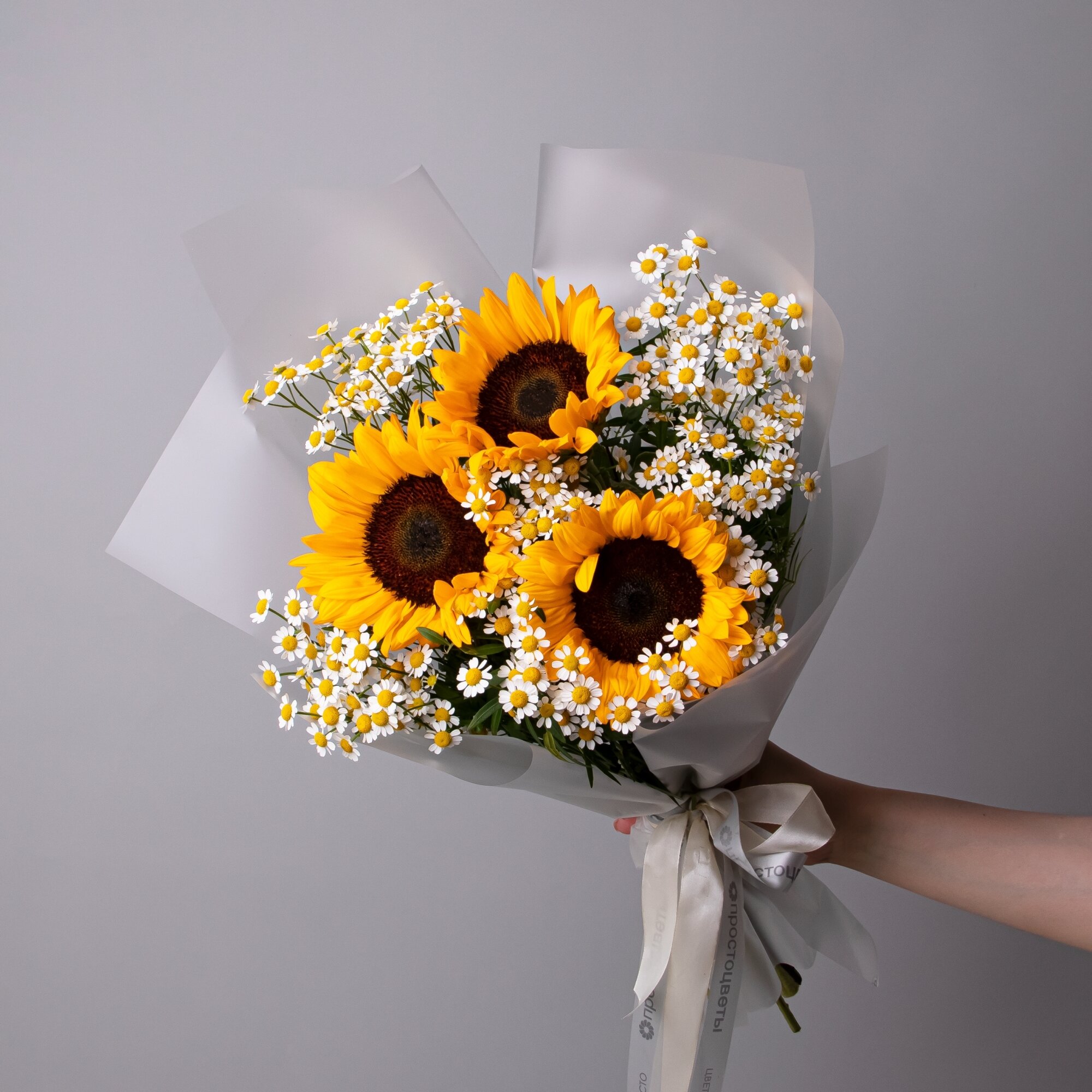 Дуобукет из подсолнуха и ромашки в коробке и аквабоксе от "Простоцветы"