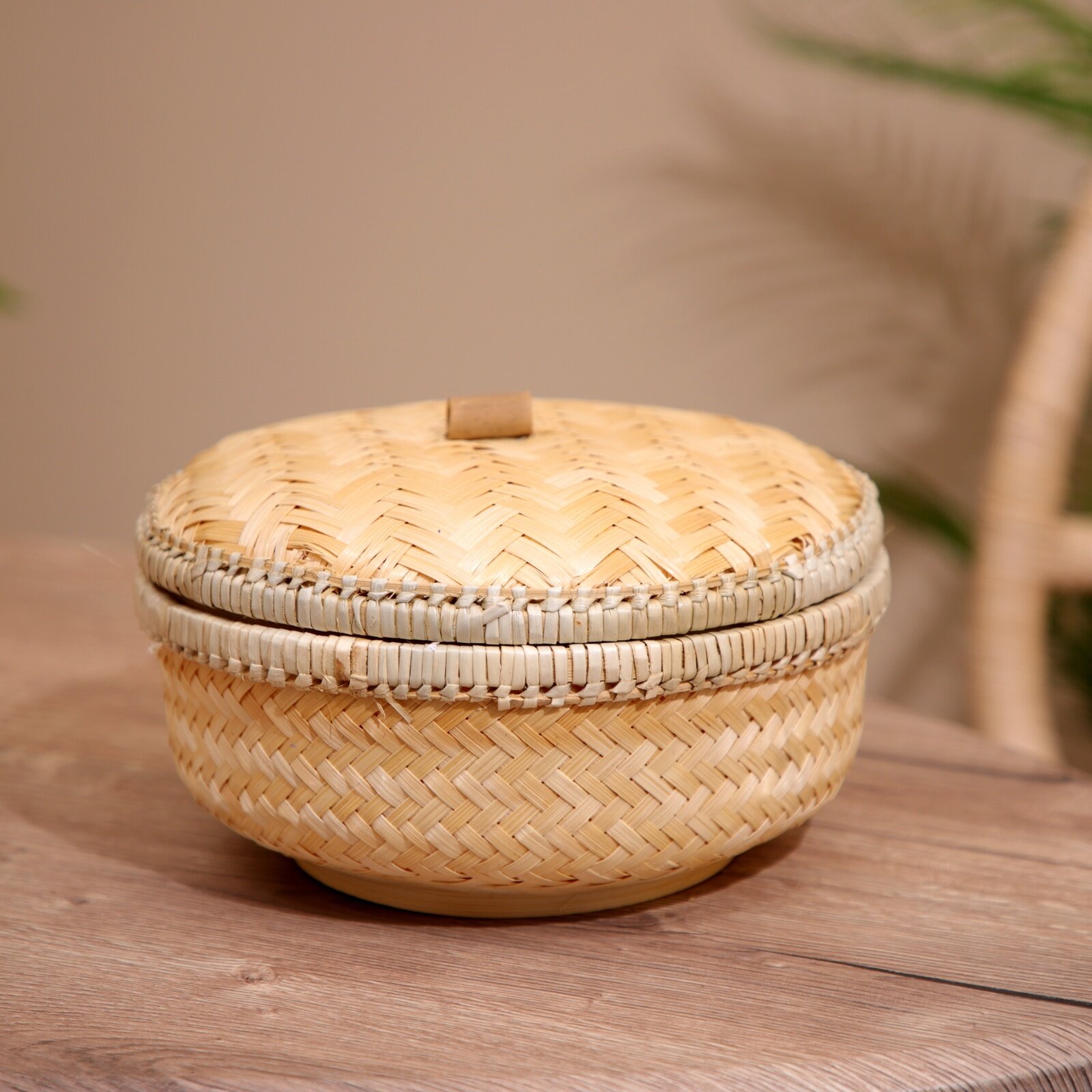 фото Ваза плетёная с крышкой, из бамбука 23х23х15 см