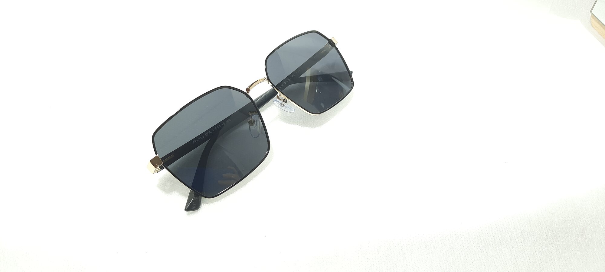 фото Солнцезащитные очки женские черные квадратные