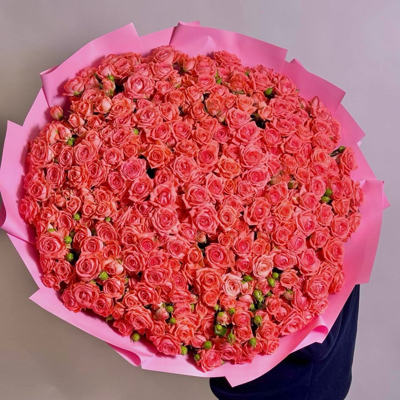 Яркий нежный букет из крупных кустовых нежно-оранжевых роз сорта Шарминг Бэби 41 шт.