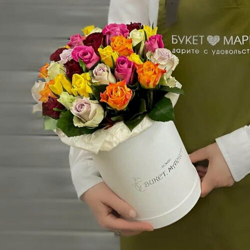 Изображение товара Букет Букет Маркет "Кенийские розы в шляпной коробке", 35 цветов