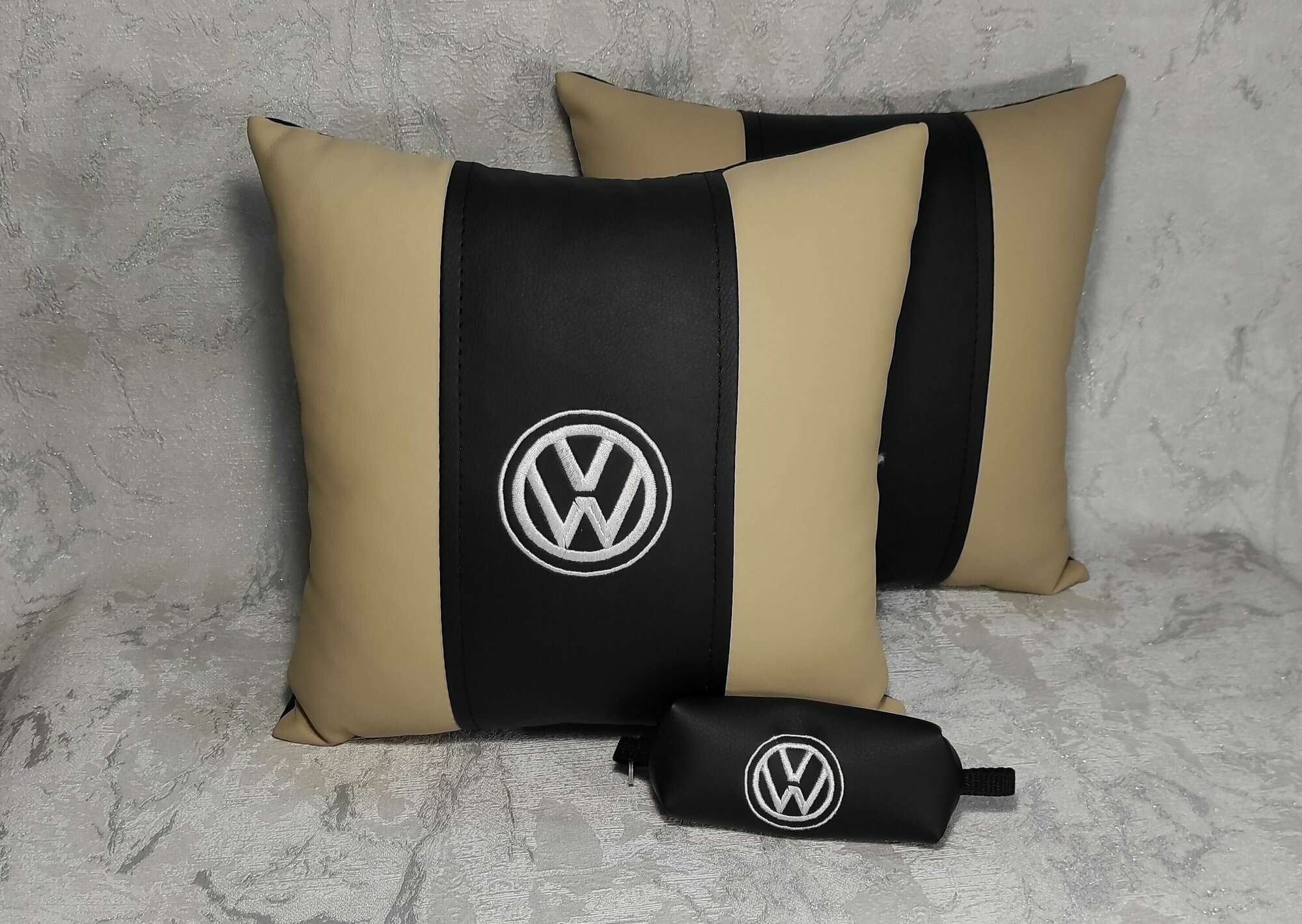 Подарочный набор: декоративная подушка в салон автомобиля из экокожи и ключница с логотипом VOLKSWAGEN, комплект 3 предмета