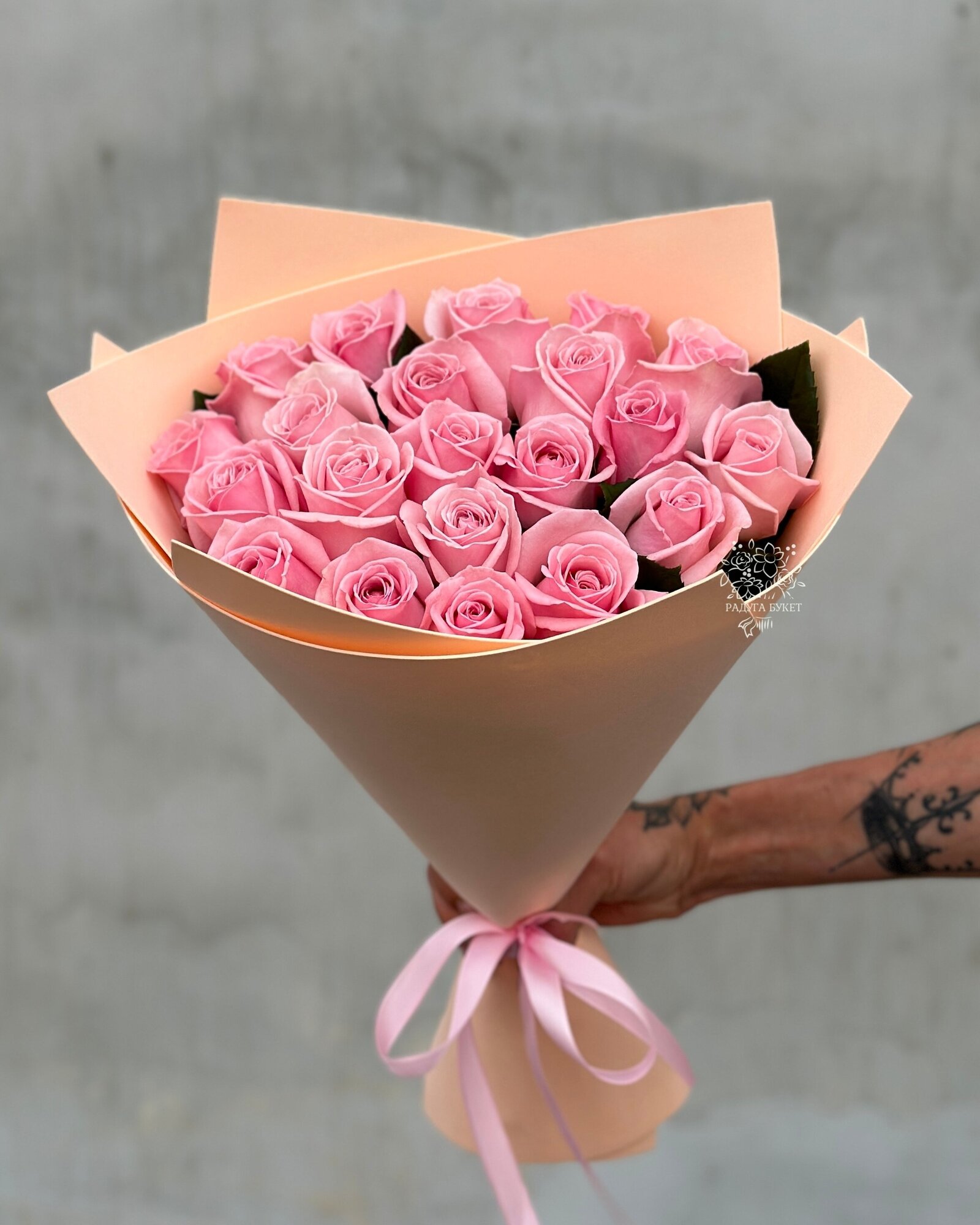 Букет из 21 розовой розы в упаковке /Радуга Букет