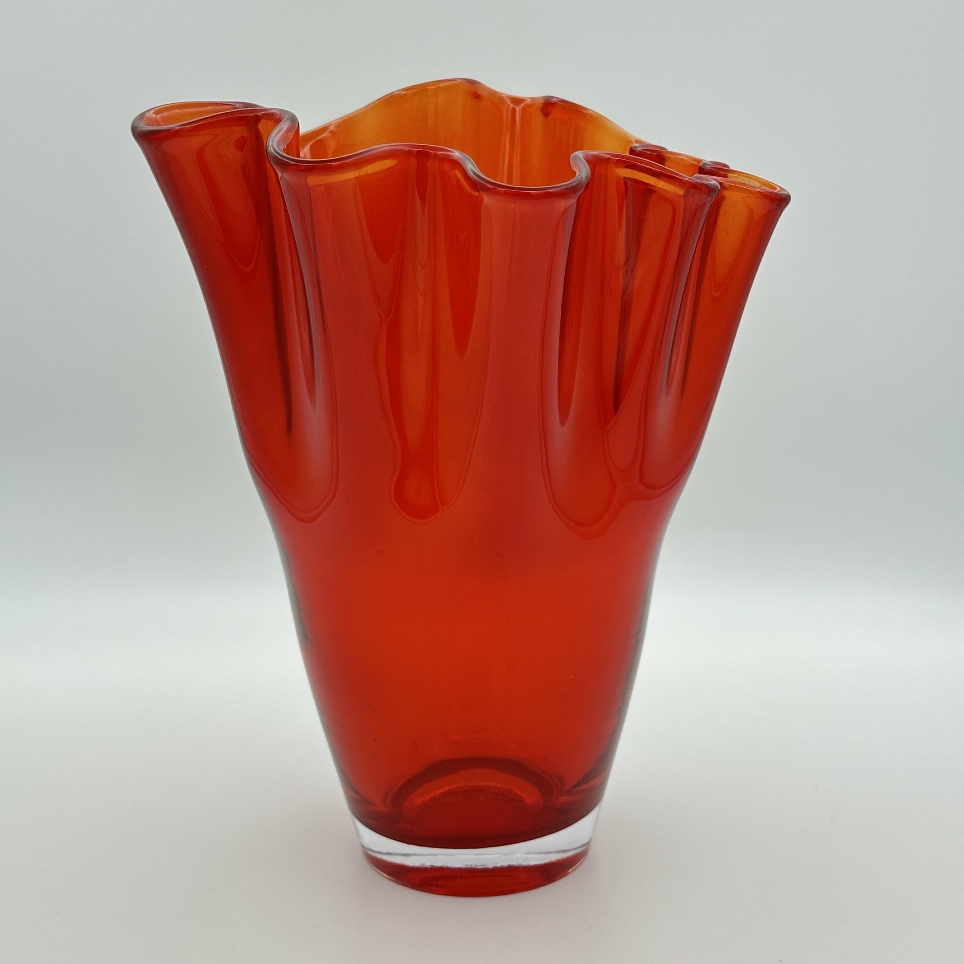 фото Ваза для цветов, красного оттенка с волнистым бортом, стекло, Европа, 1970-1990 гг.