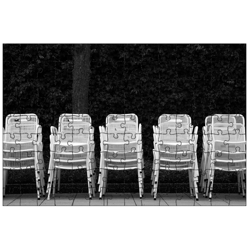 фото Магнитный пазл 27x18см."stuhlreihe, металлические стулья, монохромный" на холодильник lotsprints