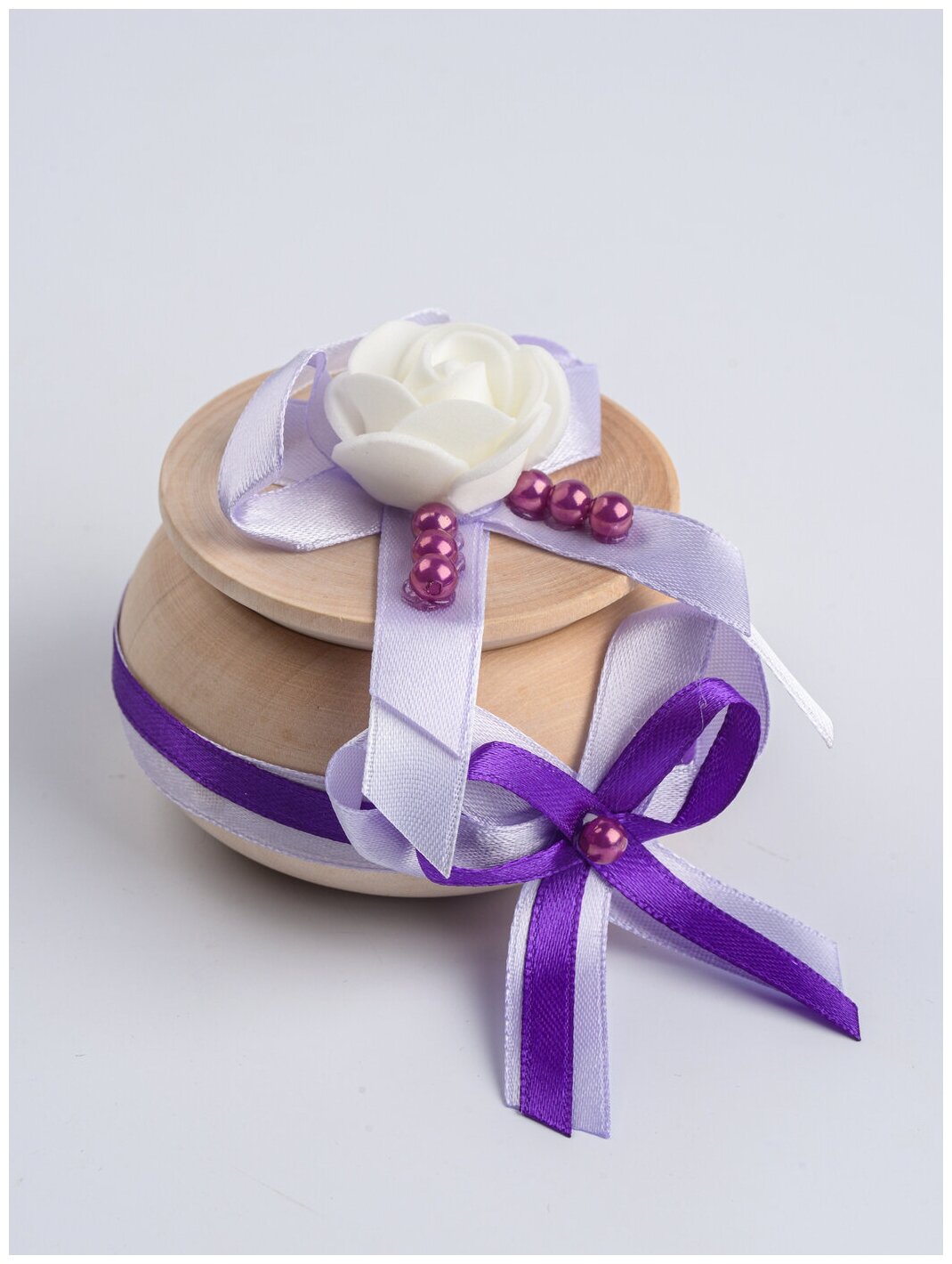Маленькая свадебная солонка для встречи молодоженов караваем с атласным декором в фиолетовых тонах, жемчугом и белыми латексными розами