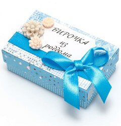 Шкатулка для бирочки из роддома для новорожденного мальчика "Наш малыш" в голубой гамме, с белыми розами, синим атласным бантом и табличкой с надписью