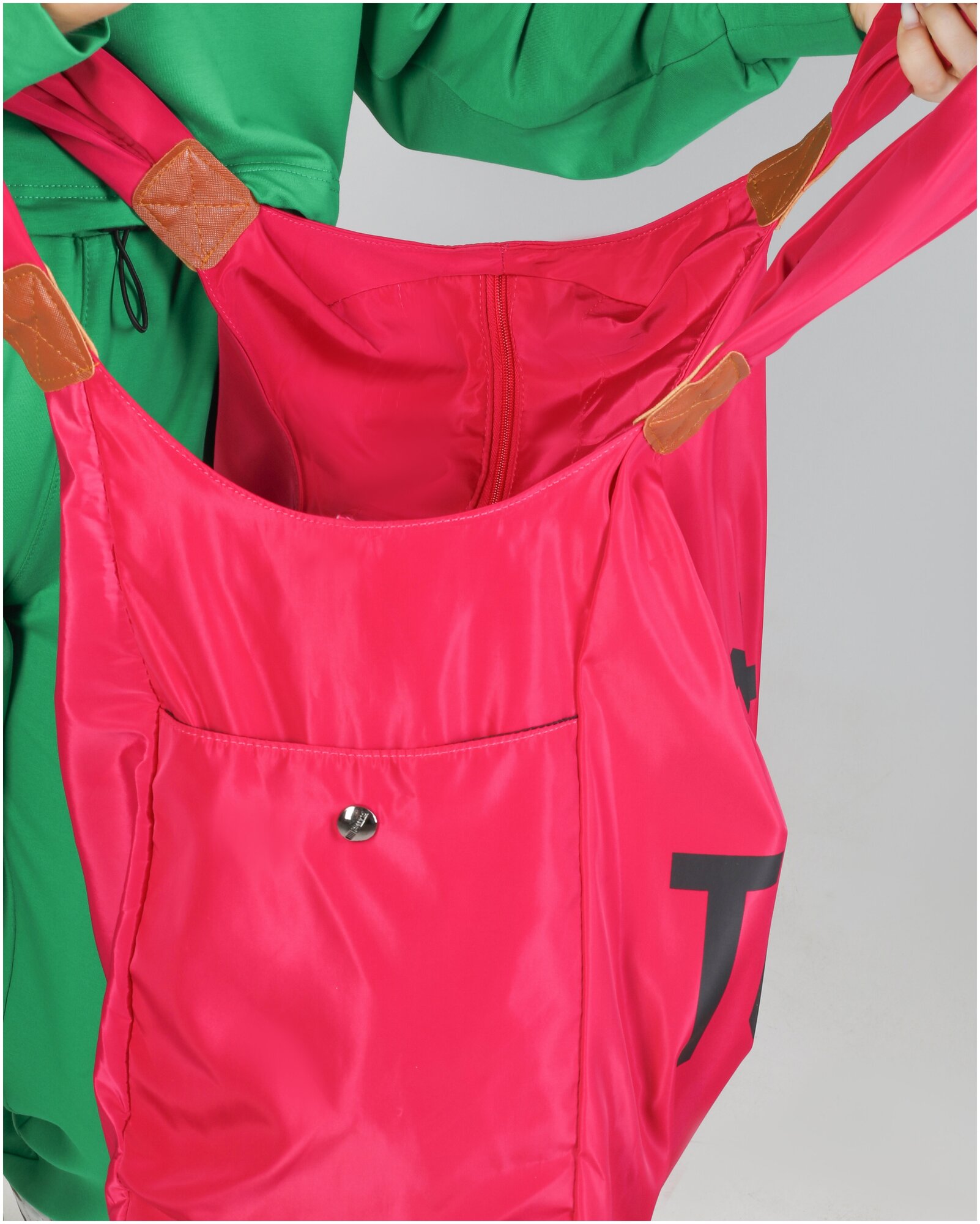 Сумка спортивная шоппер LBOSSITA через плечо с надписью TOUCH с заплатками розовая - фотография № 7