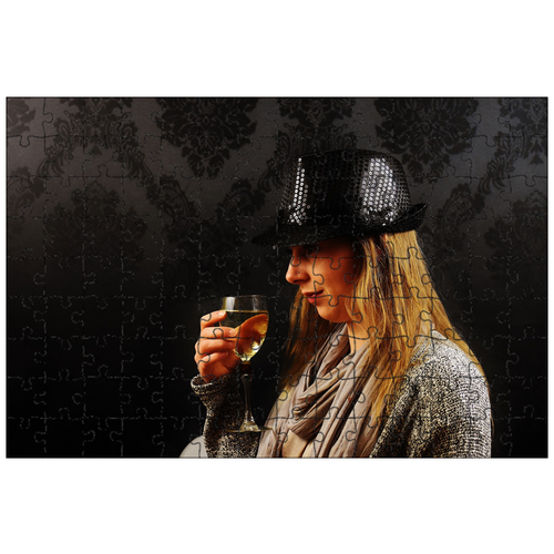 фото Магнитный пазл 27x18см."женщина, шапка, игристое вино" на холодильник lotsprints