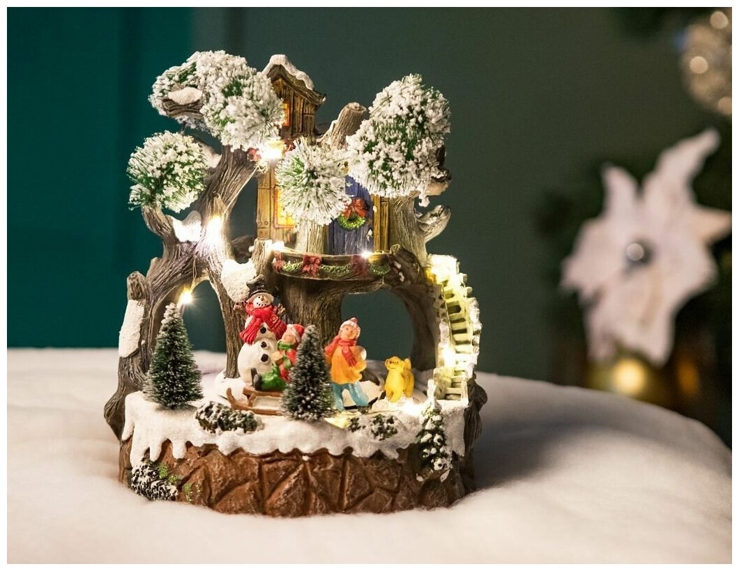 Светящаяся миниатюра домик на дереве - снеговик, полистоун, LED-огни, динамика, 20x20x23 см, батарейки, Kaemingk (Lumine