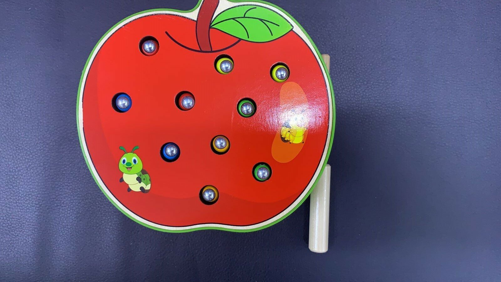 Развивающая детская игрушка для раннего развития / Магнитная рыбалка / Чудные червячки в яблоке / Сортер / Поймай червячка в яблоке