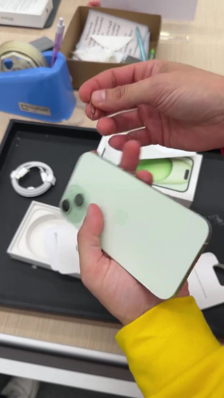 Смартфон Apple iPhone 15 128 ГБ, Dual: nano SIM + eSIM, розовый — фото 1