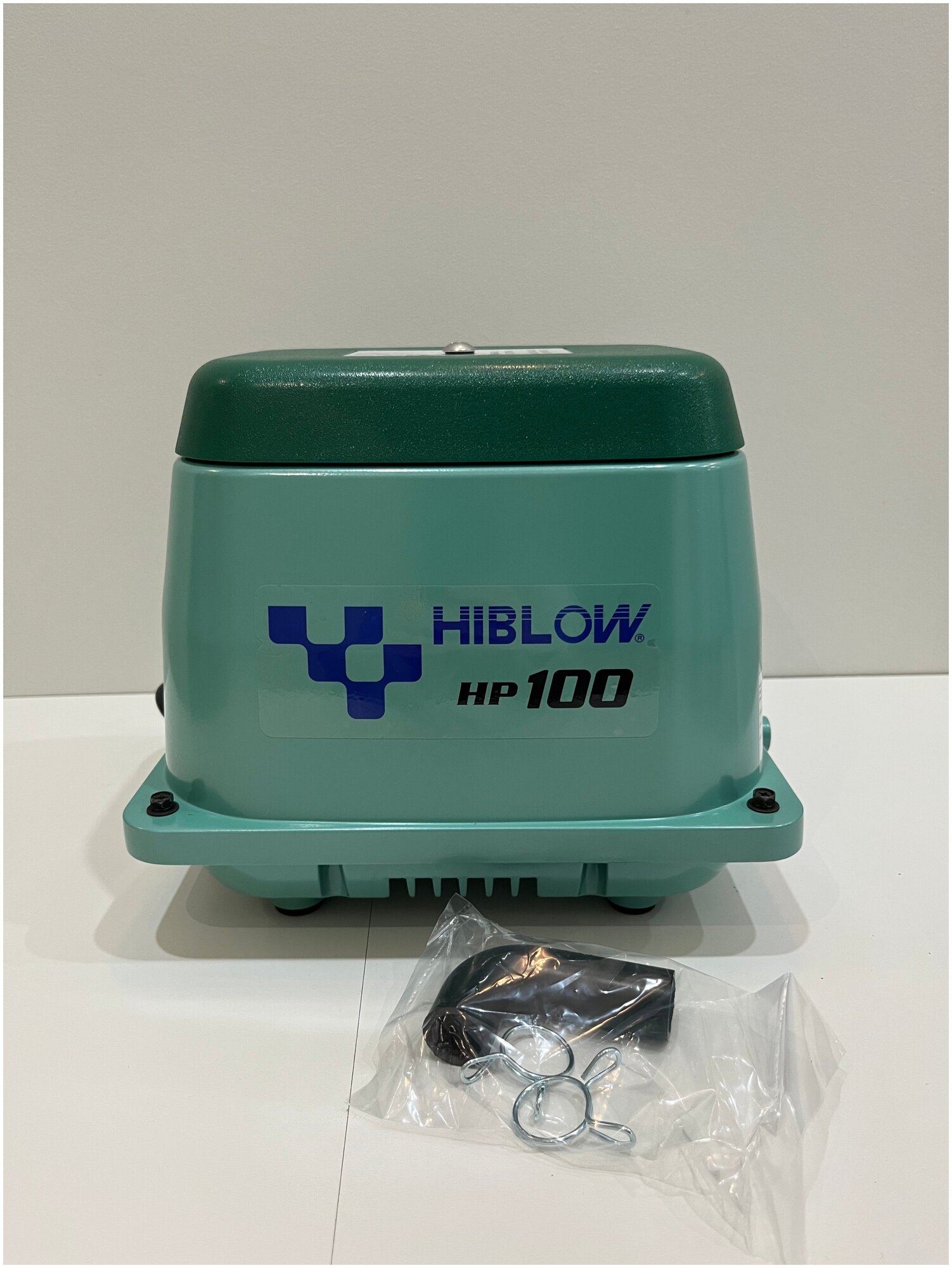 Компрессор HIBLOW HP-100 для септика и пруда - фотография № 4