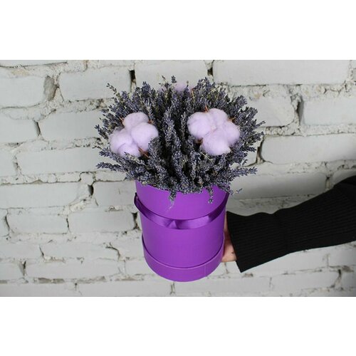 Композиция Лаванда с хлопком в фиолетовой коробке
