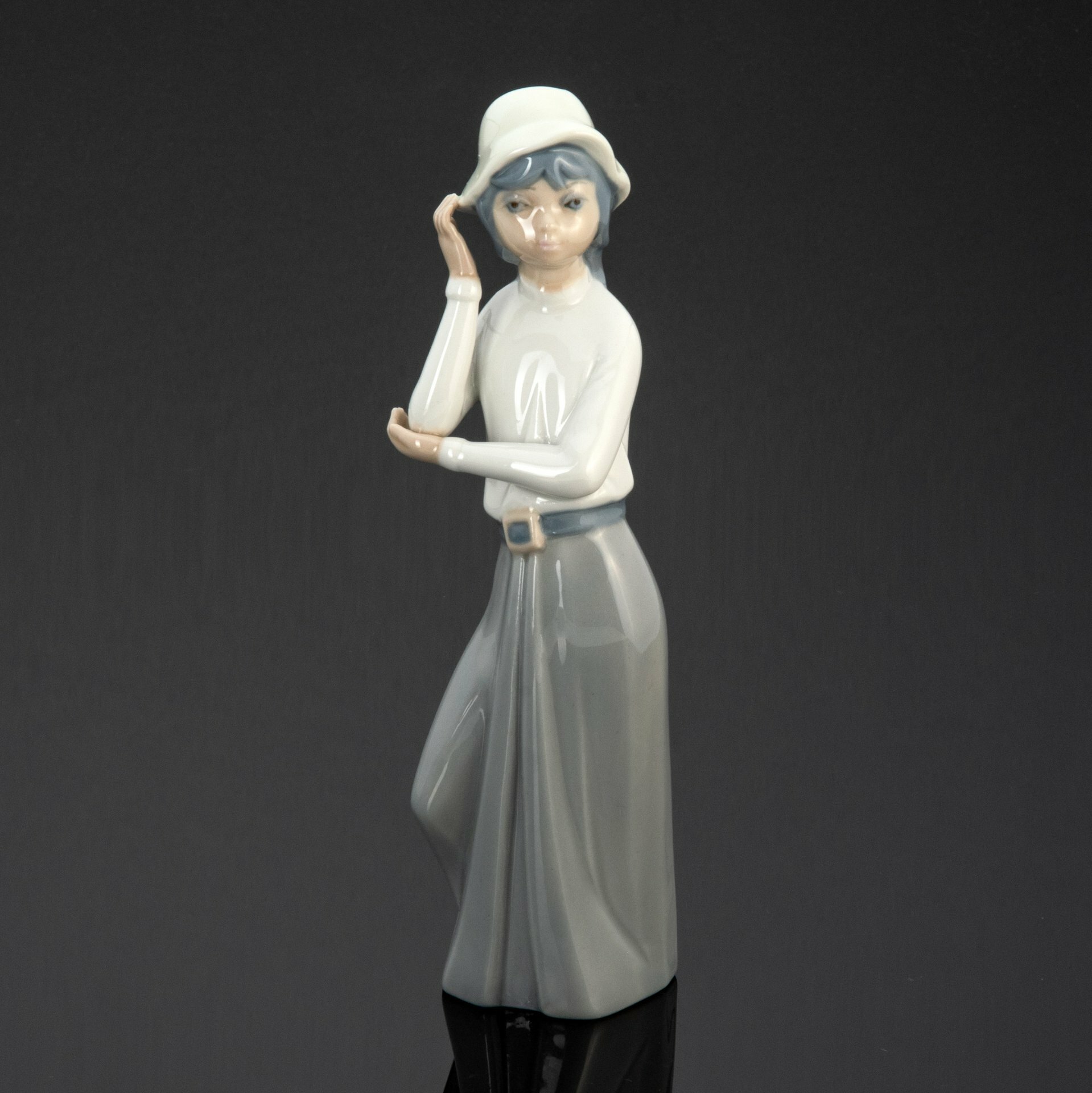 Винтажная статуэтка в стилистике Lladro "Девушка в шляпке", фарфор, роспись, Casades