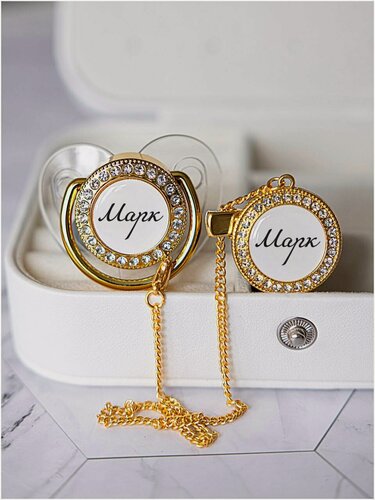 Изображение товара Именная пустышка Марк для новорождённого и держатель