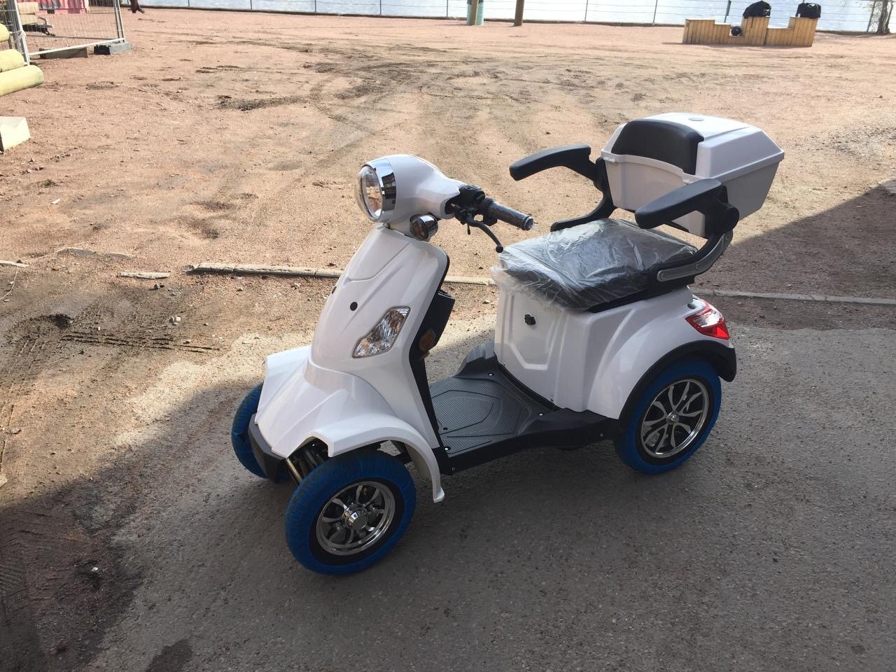 Электроскутер мобильности ER-SCOOTERS DINGO (60V 20Ач 1000W 25 км/ч 50км) четырехколесный с комфортным креслом