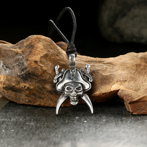 Амулет-брелок тотем Веселый Роджер 13 металлический 1шт 673₽